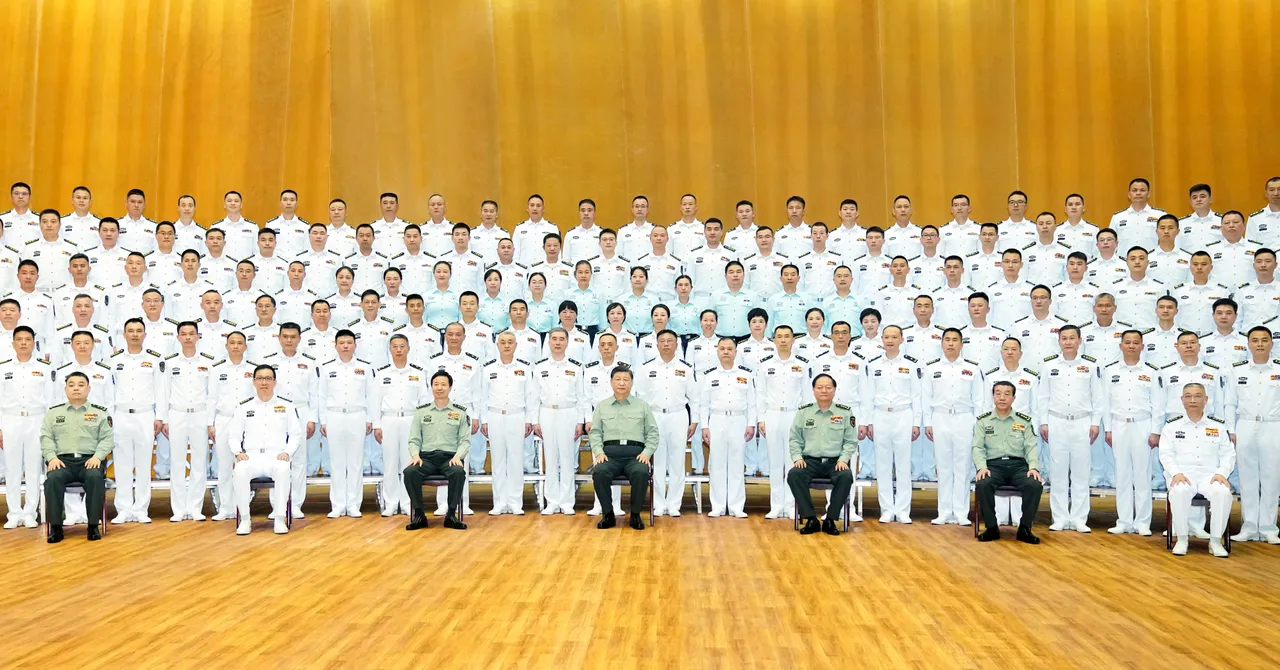中國國家主席習近平11日視察南部戰區海軍,與官兵合影。新華社
