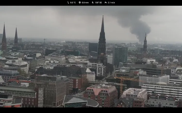 濃煙飄向漢堡市中心。翻攝推特@ChrisJSch