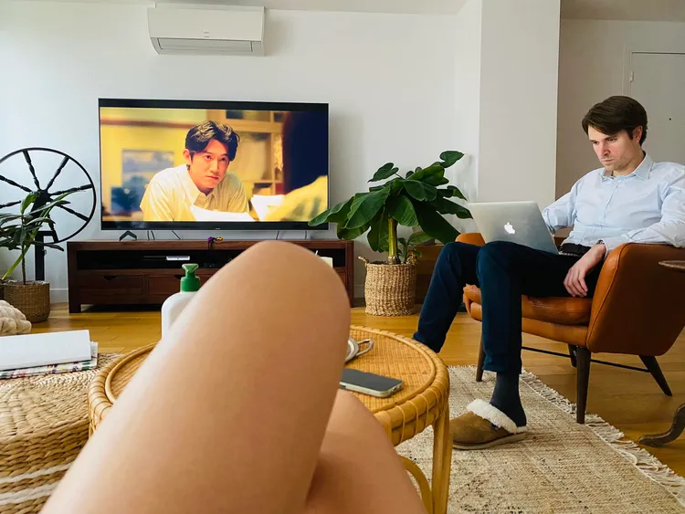 謝淑薇一雙美腿交疊擺出性感撩人姿態，右前方的溫柔哥竟然專注看筆電沒注意到。翻攝謝淑薇臉書