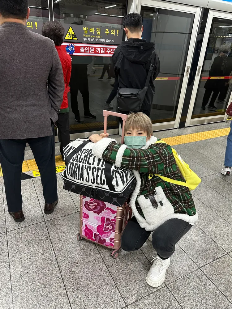 大牙創業賣飾品過程超苦，曬出多張去韓國批貨的「挑夫照」。大牙提供