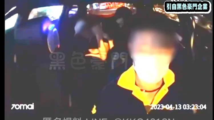 辣妹上車，車上交談聲音超大，讓運將被吸引注意力。引自黑色豪門公社