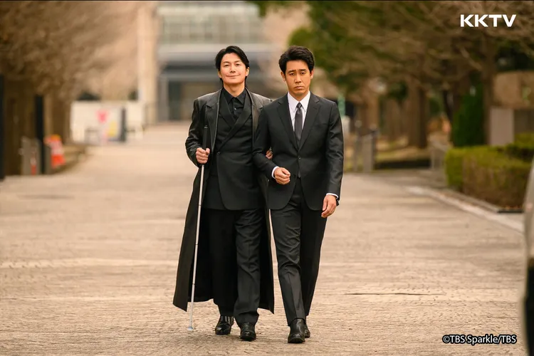 福山雅治（左）與大泉洋睽違13年再度共演《Last Man -全盲搜查官-》。KKTV提供