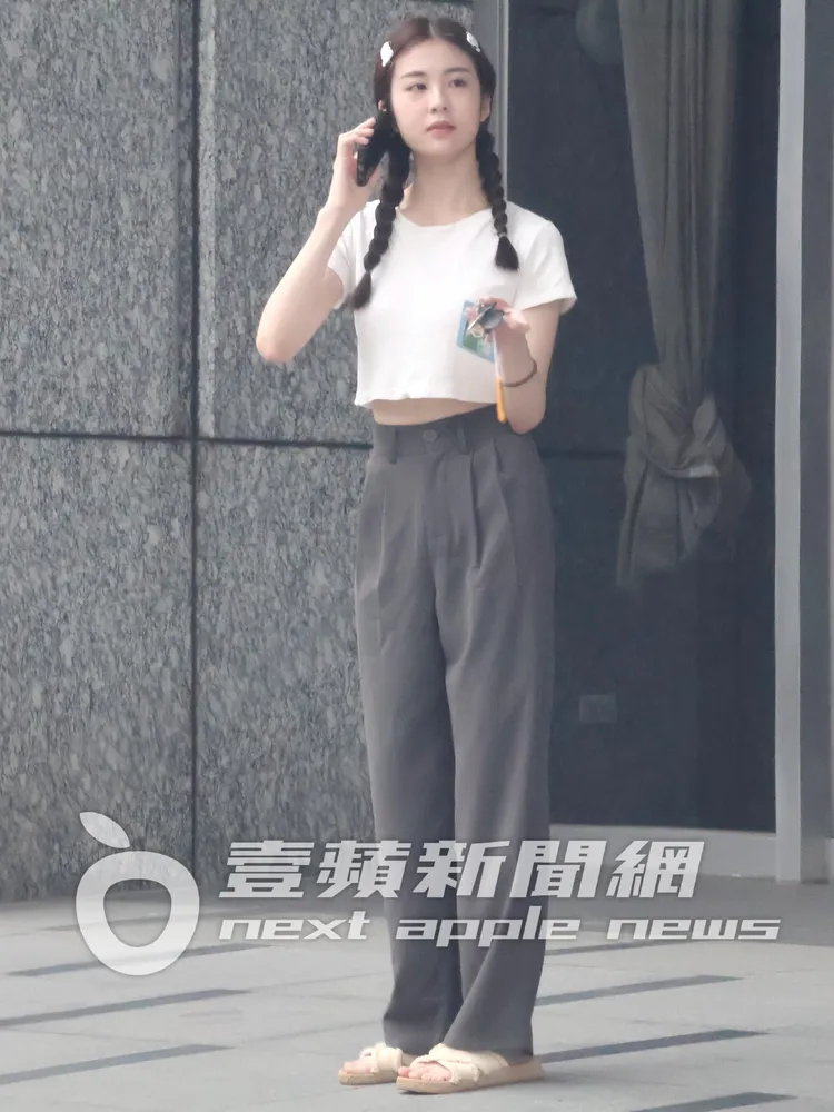 藝人王如茵皮膚雪白，與啦啦隊女神孟潔有幾分相像，在香閨外苦等元元和「三寶男」。特勤中心攝