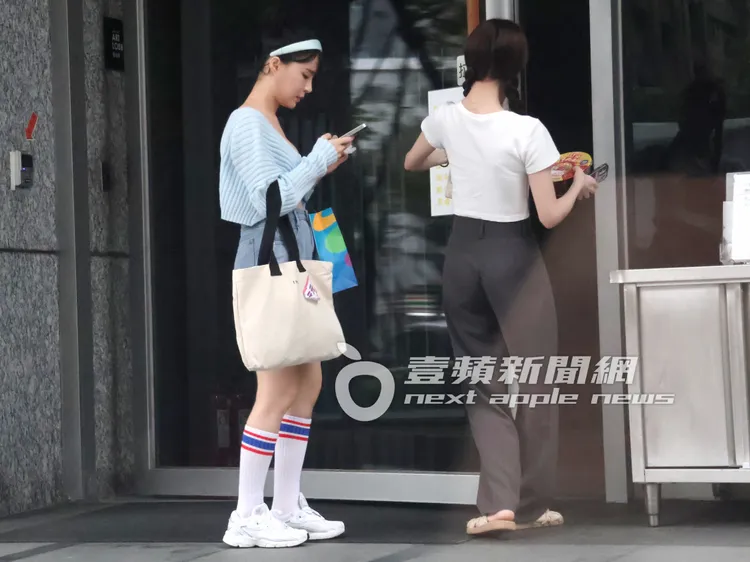 藝人王如茵拿著泡麵開門，元元緊跟在後忙著回手機訊息。特勤中心攝