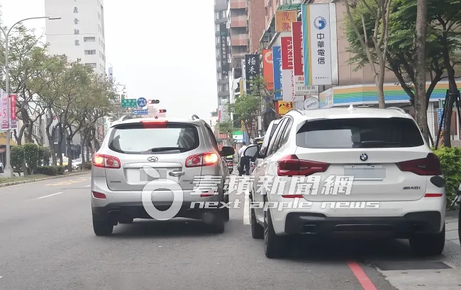 E奶寫真女神元元，和護花使者「三寶男」在車內密會30分鐘，併排違停。特勤中心攝