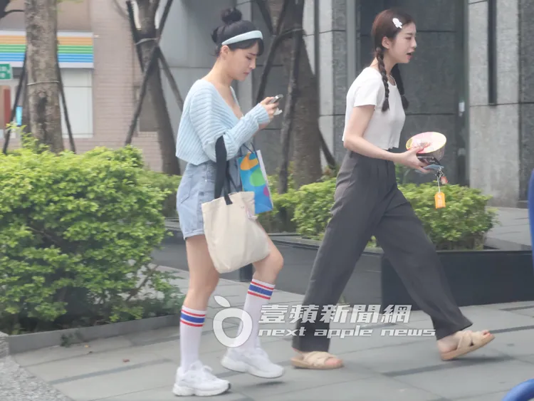 藝人王如茵（右）拿著碗泡麵帶頭，與E奶寫真女神元元一起回家。特勤中心攝