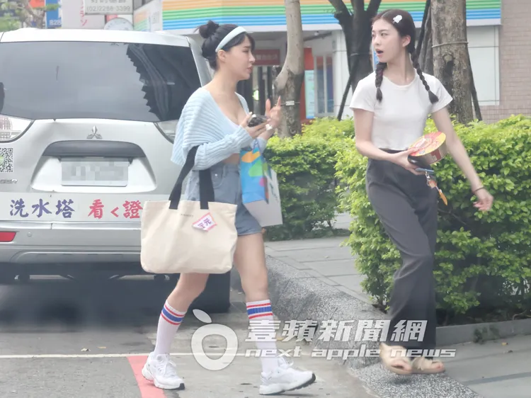 藝人王如茵（右）邊拿泡麵邊回頭和元元哈拉。特勤中心攝