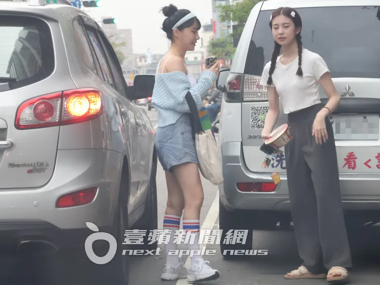 寫真女神元元（左）露雪乳香肩下車後，和藝人王如茵回香閨。特勤中心攝