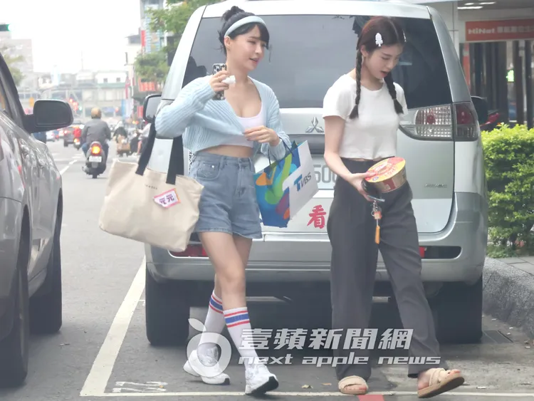 女神元元（左）將服裝儀容整理好，小露雪乳蠻腰，和拿著泡麵的王如茵走回香閨。特勤中心攝