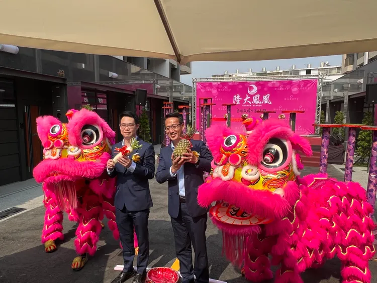 隆大副董事長陳又齊(左)分析，地價不斷上揚導致透天造鎮將在高雄絕跡。葉家銘攝