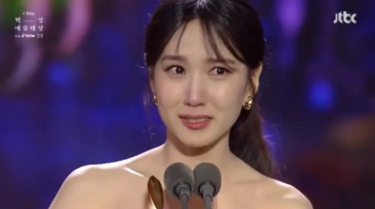 朴恩斌領獎時止不住淚水。翻攝JTBC