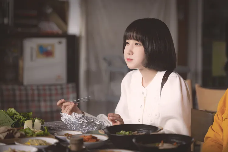 朴恩斌戲裡喜歡吃飯捲，粉絲湧入她父親開設的飯捲店拍攝地朝聖。Netflix提供