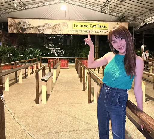 10億身家財富女神王宥忻奔新加坡考察 白皙皮膚烤成焦糖色