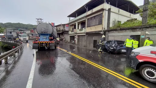 水泥車天雨失控 轎車挨撞成廢鐵!瑞芳濱海公路嚴重回堵