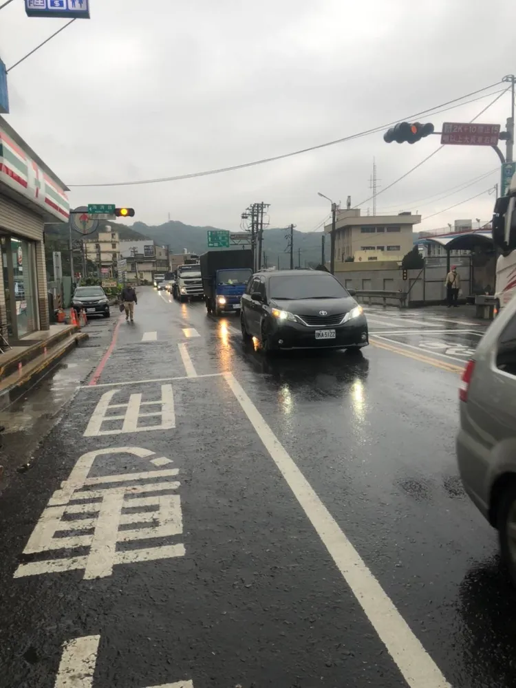事故發生後，濱海公路往宜蘭方向嚴重堵車。翻攝畫面