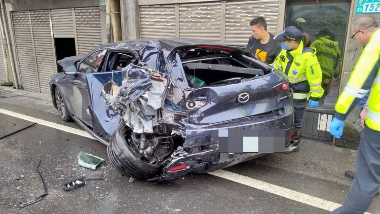 轎車遭水泥車衝撞，車尾嚴重受損，幾乎成了一堆廢鐵。翻攝畫面