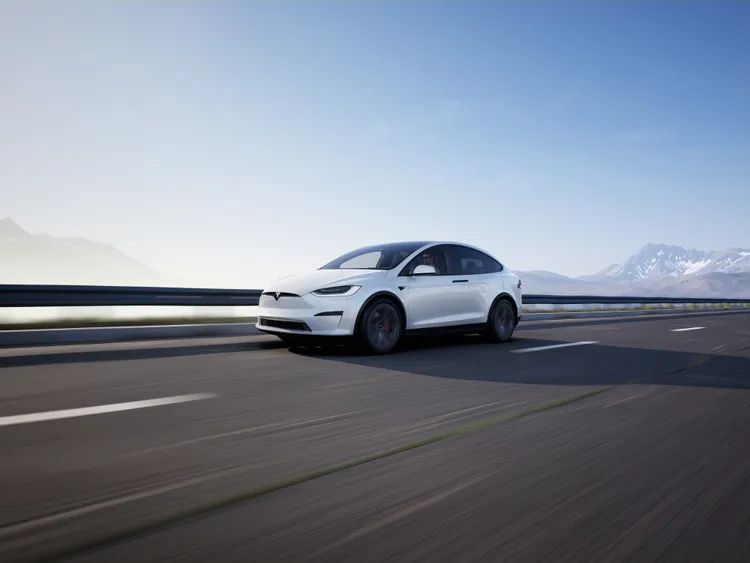 休旅車款Model X與 Model X Plaid具備最高597公里的續航里程，並且擁有超過2600公升的儲物空間與2300公斤的拖曳能力。原廠照片