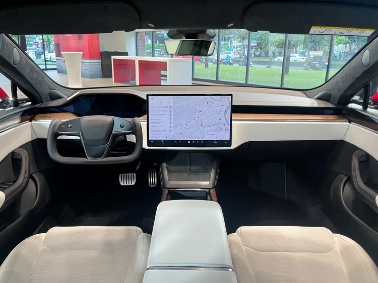 17吋中央觸控螢幕可左右傾斜，提供2200 x 1300解析度，適合娛樂遊戲、影視劇院等各種內容。業者提供