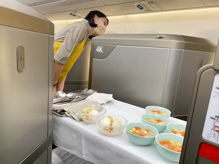 有乘客覺得首航送餐太慢。陳怡文攝