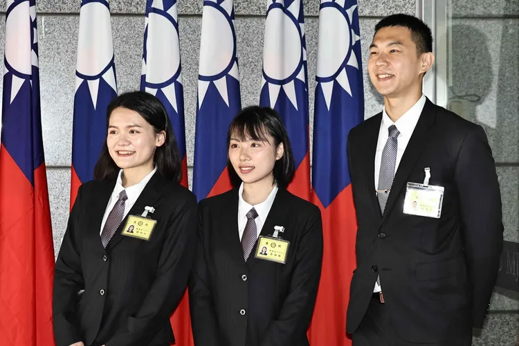 結業總成績前3名分別為楊智仁（右）、簡翊珈（左）、蔡佩臻（中）。施昂強攝