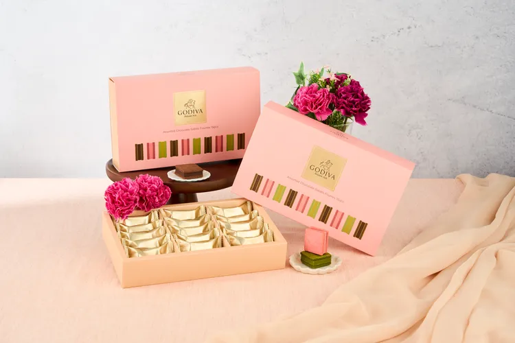 比利時皇室御用巧克力品牌GODIVA於台灣首次推出限量巧克力夾心酥餅禮盒，以優雅迷人的歐式風味為你傳遞感謝之情，甜而不膩的豐富層次搭配高顏質外形，讓媽咪感受質感甜蜜心意。業者提供