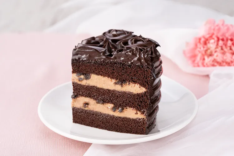 BAC「伯爵夫人茶韻蛋糕」以70%頂級苦甜巧克力打造濃醇口感，在蓬鬆柔軟的巧克力戚風蛋糕之間，則交疊著伯爵茶內餡帶來的柑橘香韻，風味優雅迷人。業者提供