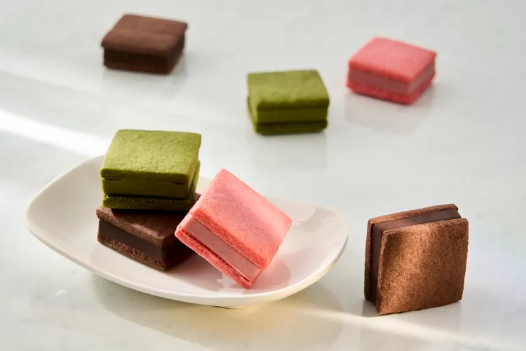 GODIVA巧克力夾心酥餅外層以優質奶油製成，伴隨著醇厚香氣與酥鬆口感，搭配中間質地絲滑濃郁的比利時巧克力呈現誘人外形；入口即可感受紮實厚度帶來的撲鼻香氣與滿口綿密。業者提供