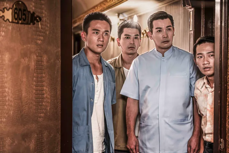 伊正（右二）劇中展現老大氣魄為「三劍客」談判，三劍客為蔡昌憲（右）、張景閎（左起）及潘逸安。公視、禾豐製作提供