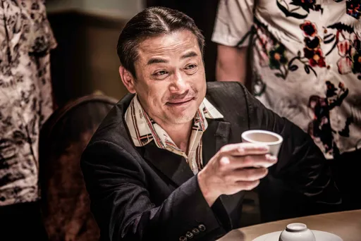 江宏恩《牛車來去》殺氣滿溢 伊正「大哥不好當」甩蝴蝶刀陷斷指危機