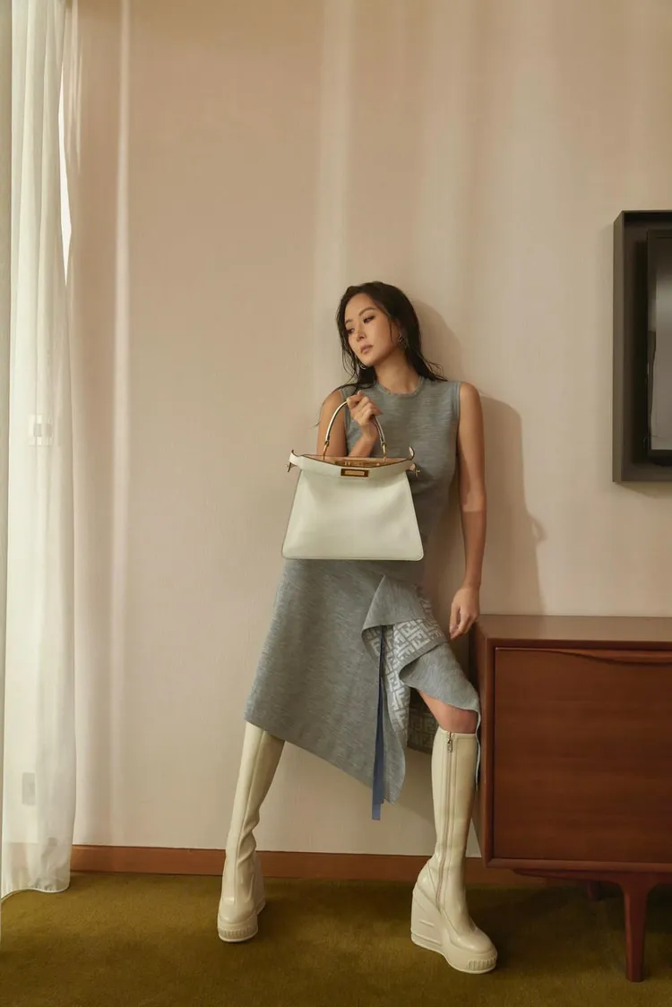 孫芸芸延續一貫時尚精神，以獨特肢體呈現出手中霸氣的中型款式Peekaboo ISeeU手袋。翻攝aimeeyunyunsun IG