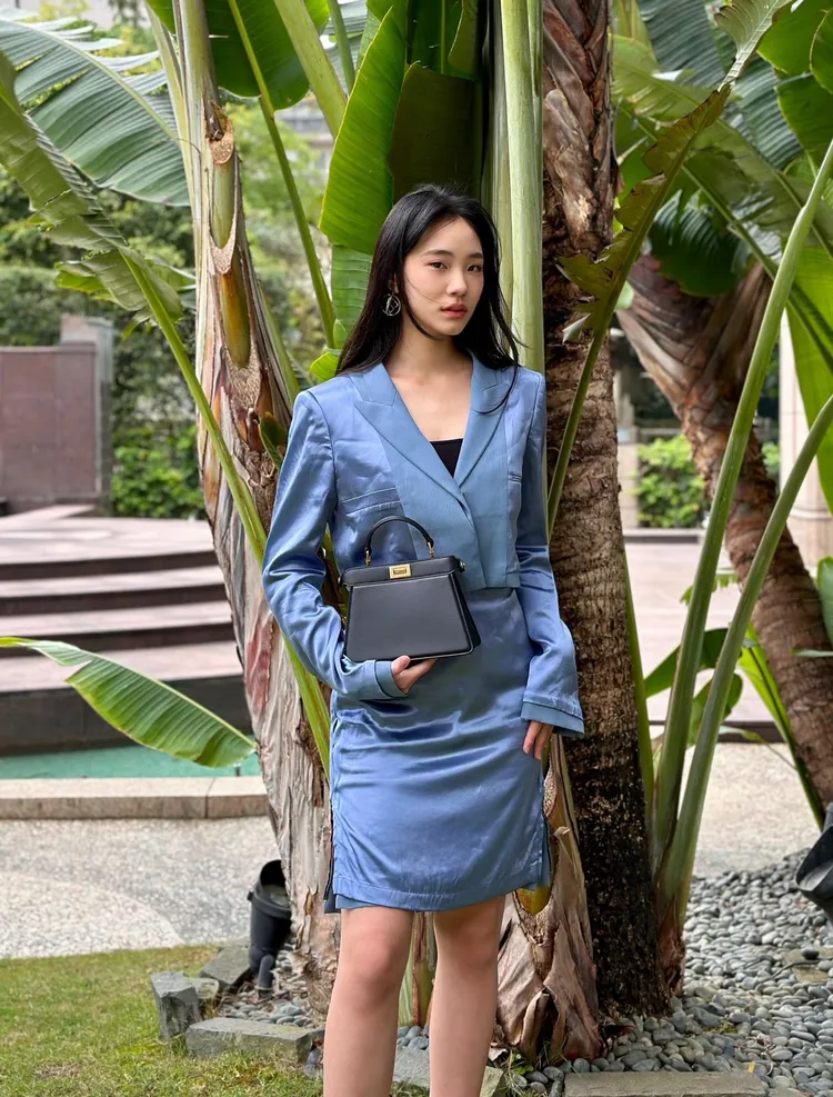 許韶恩手拎特小款Peekaboo ISeeU黑色手袋入鏡，清秀的臉龐難掩15歲小女孩的稚氣，唯獨身上為搭配包款所穿的全套FENDI新裝，被網友評論過於老氣。翻攝lilyhsuuuu IG