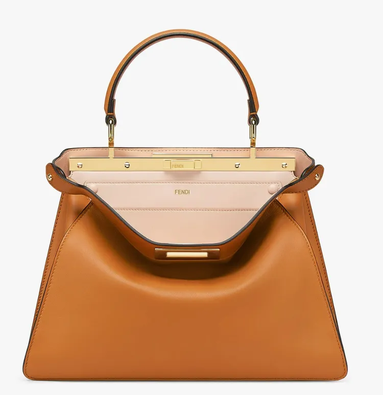 中型款Peekaboo ISeeU手袋，15萬5000元。翻攝FENDI官網
