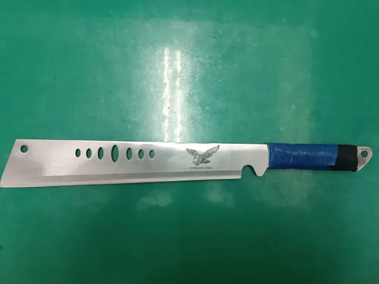 警方查獲余男攜帶的開山刀。翻攝畫面