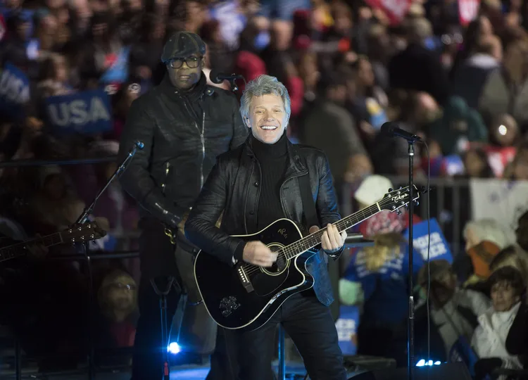 她的準公公是搖滾巨星瓊邦喬飛。達志