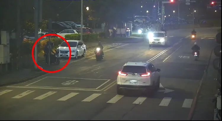 高姓與許姓男子犯案後逃逸到陽光運動公園旁變裝。新店警分局提供