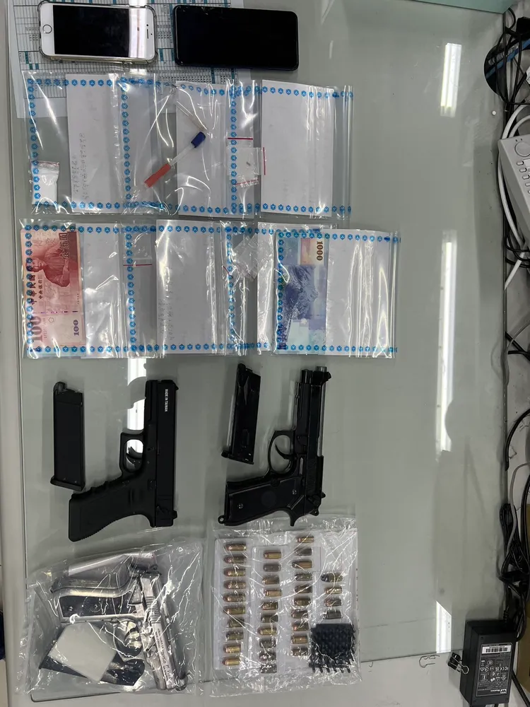 警方起出改造手槍及子彈。新店警分局提供