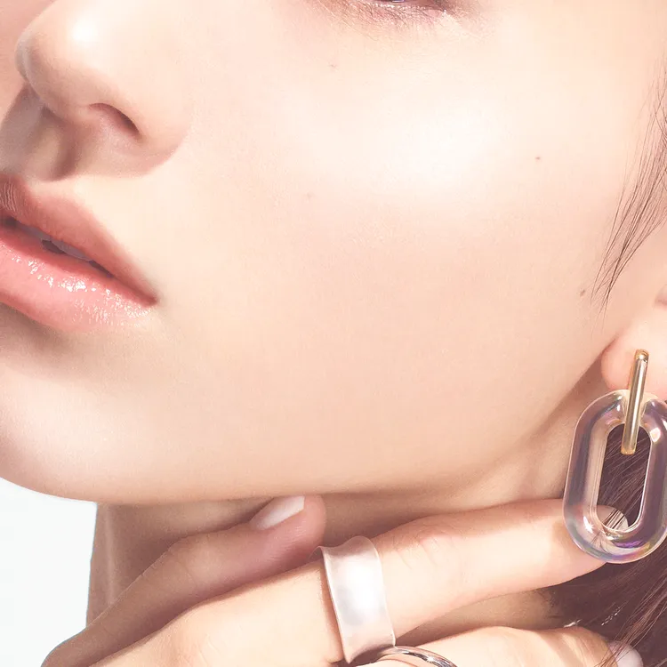 2023年新品ALLIE 持采絢色UV防曬系列，輕鬆疊擦出好氣色自然妝-光灩。業者提供