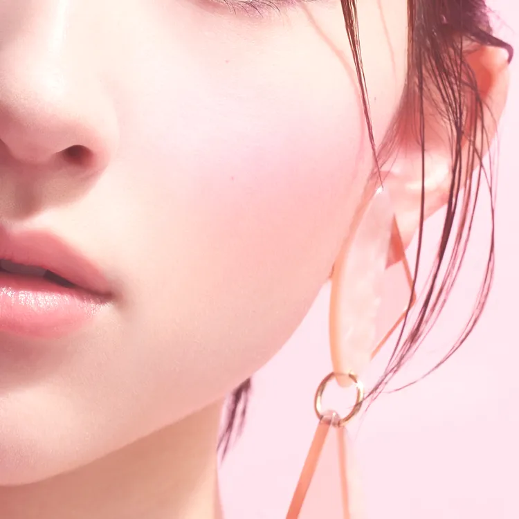 2023年新品ALLIE 持采絢色UV防曬系列，輕鬆疊擦出好氣色自然妝-緋紅。業者提供