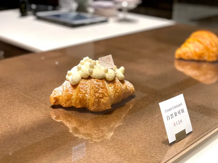 白雲朵鮮奶油可頌與原味可頌。曾仲葳攝