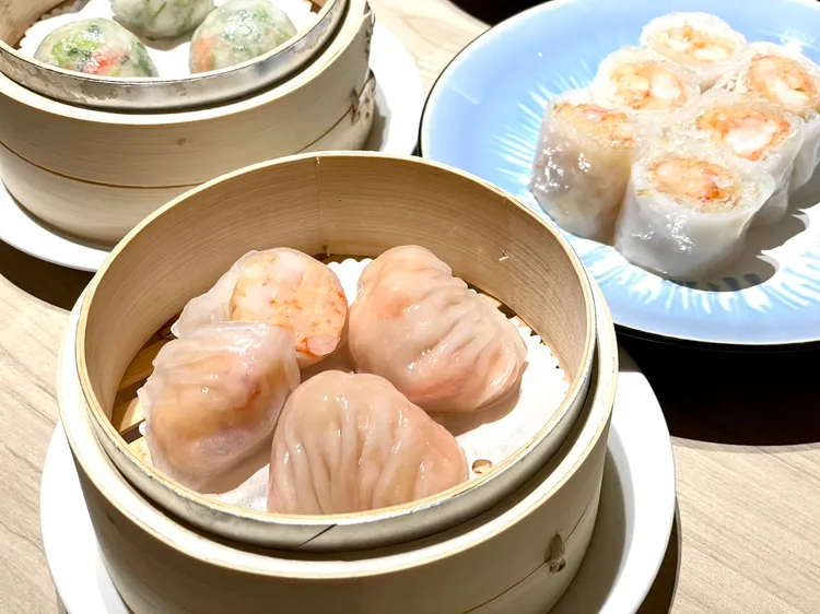 「水晶鮮蝦餃」用薄到僅5克重的餃皮，包裹30克的飽滿內餡。曾仲葳攝