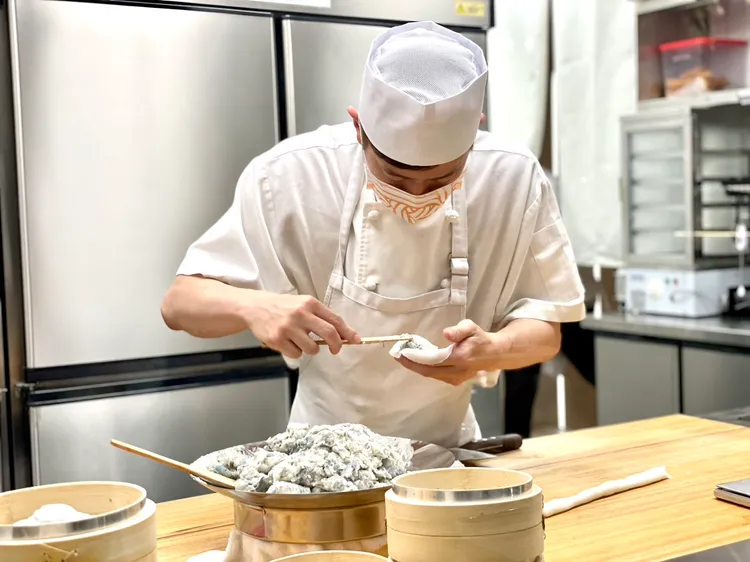 新型態店裝主打「用心看得見」，特別設置「點心櫥窗」，讓消費者親眼看見點心師傅以現擀現包的職人手藝。曾仲葳攝