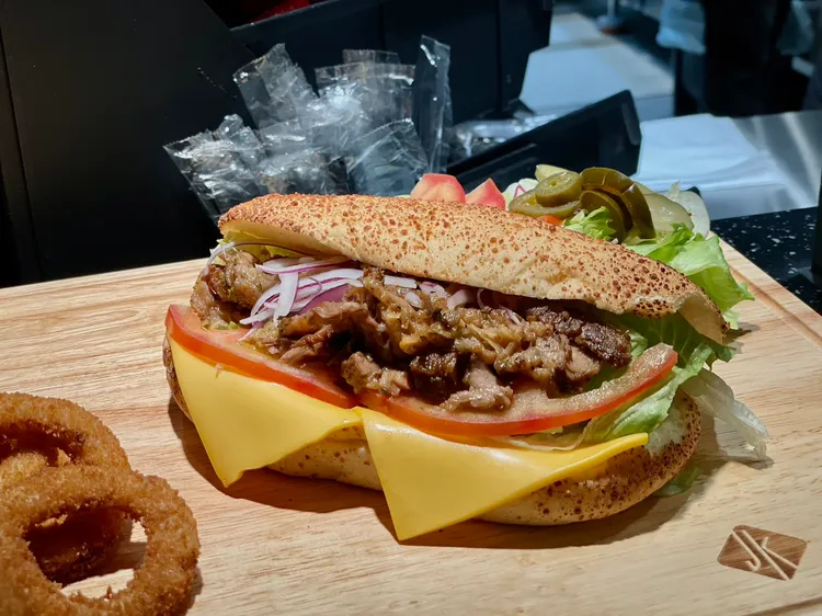 JK STUDIO Burger強調以多汁原肉、新鮮生菜、特製醬料，搭配手感烘焙麵包。曾仲葳攝