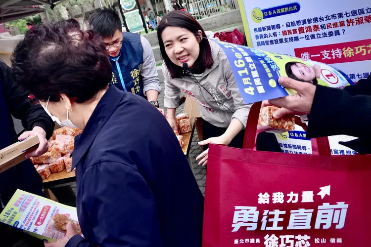 徐巧芯(中)自稱不覺得遭郝龍斌背叛。林林攝