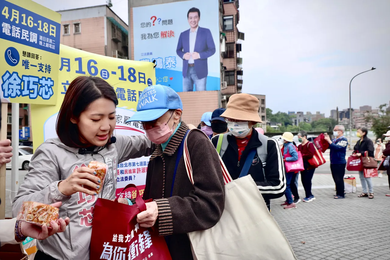 徐巧芯(左)希望大家開心快樂地支持她。林林攝