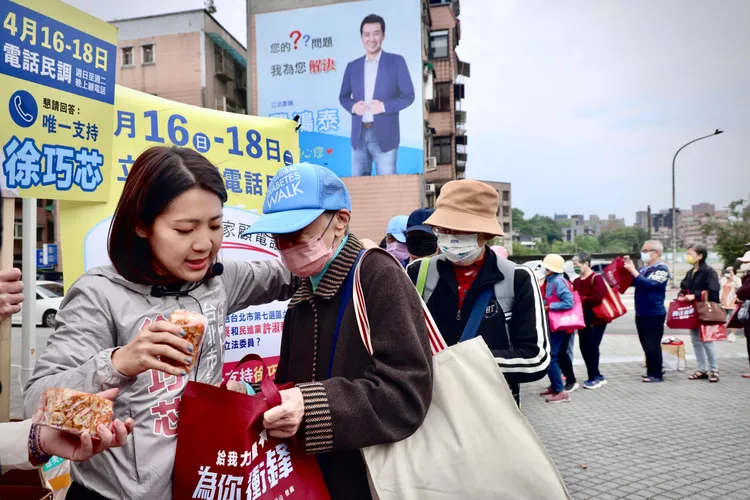 徐巧芯(左)希望大家開心快樂地支持她。林林攝
