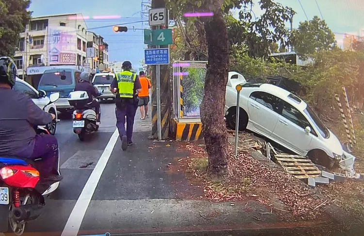 白車左轉時失控衝往對向滑落田間。讀者提供