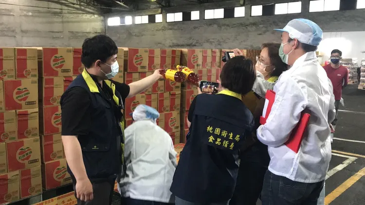桃園市衛生局前往廠房稽查。桃園衛生局提供