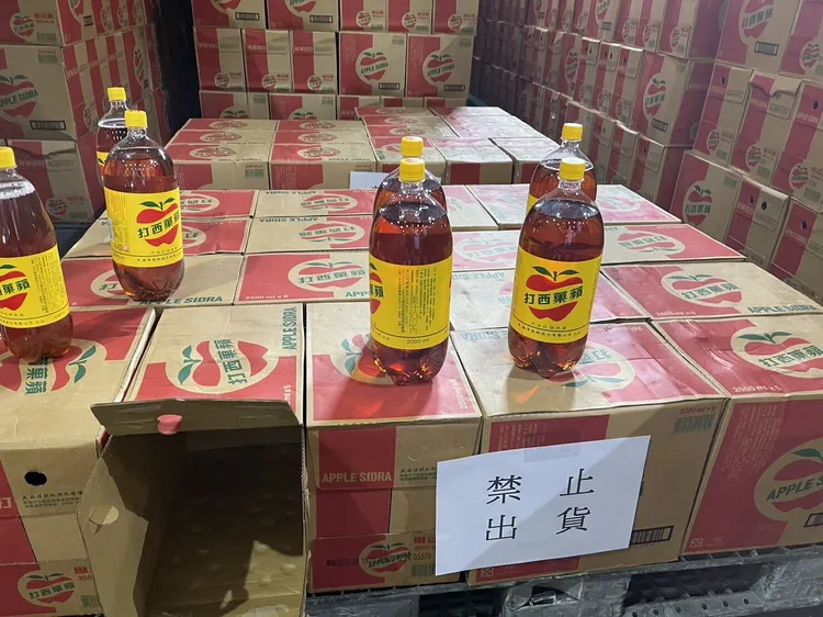 蘋菓西打被查扣4萬多箱。桃園市政府提供