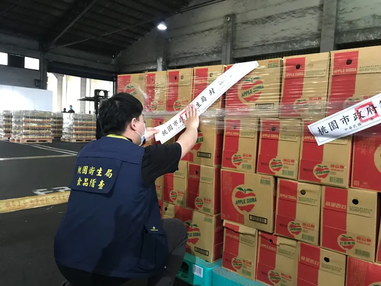 稽查人員現場封存。桃園市衛生局提供