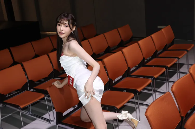 新有菜擁有一雙美腿和翹臀，人氣居高不下。鄭孟晃攝